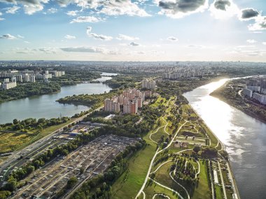 Moskova, Rusya, Moskova Nehri, havadan görünümü dron sol kıyısında 850 yıldönümü Park