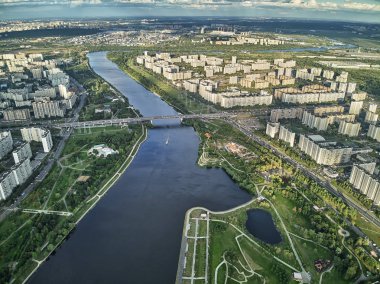 Moskova, Rusya, Moskova Nehri, dron havadan görünümden sol kıyısında 850 yıldönümü Park