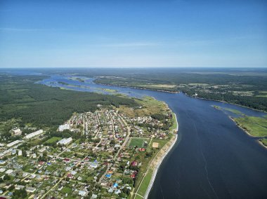 Varsayım Katedrali, İskelesi ve gemi. Myshkin, Rusya. Nehirden görüntüleyin. Drone görünümü