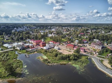 Varsayım Katedrali, İskelesi ve gemi. Myshkin, Rusya. Nehirden görüntüleyin. Drone görünümü