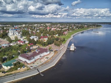 Varsayım Katedrali, İskelesi ve gemi. Myshkin, Rusya. Nehirden görüntüleyin. Drone görünümü