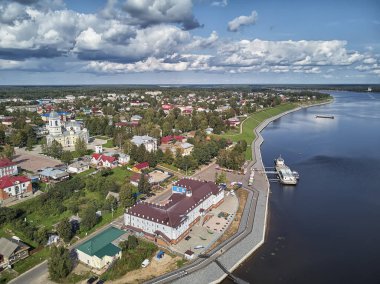 Varsayım Katedrali, İskelesi ve gemi. Myshkin, Rusya. Nehirden görüntüleyin. Drone görünümü
