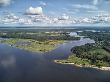 Varsayım Katedrali, İskelesi ve gemi. Myshkin, Rusya. Nehirden görüntüleyin. Drone görünümü
