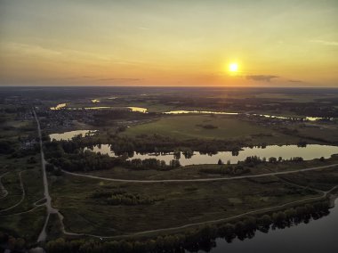 Uglich, Rusya: bir iskele Uglich, Rusya, uçağı hava dron görünümünde gemilerde