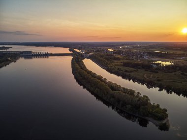 Uglich, Rusya: bir iskele Uglich, Rusya, uçağı hava dron görünümünde gemilerde