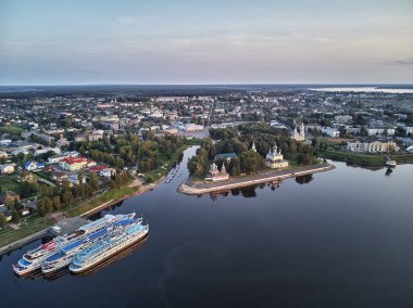 Uglich, Rusya: bir iskele Uglich, Rusya, uçağı hava dron görünümünde gemilerde