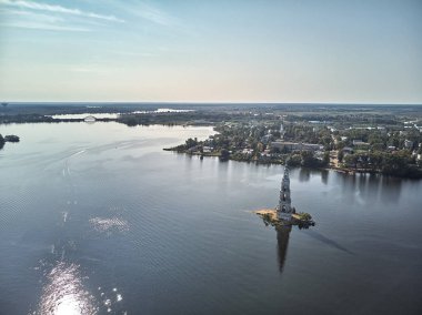 Kalyazinskaya çan kulesi St. Nicholas Katedrali su (su dolu çan kulesi). Kalyazin, Tver bölgesi, Rusya. Drone görünümü