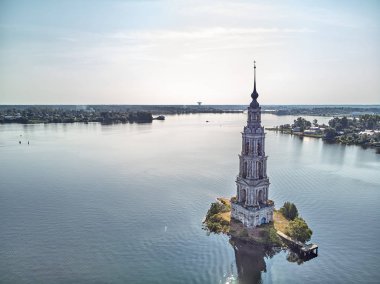 Kalyazinskaya çan kulesi St. Nicholas Katedrali su (su dolu çan kulesi). Kalyazin, Tver bölgesi, Rusya. Drone görünümü