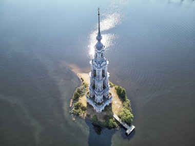 Kalyazinskaya çan kulesi St. Nicholas Katedrali su (su dolu çan kulesi). Kalyazin, Tver bölgesi, Rusya. Drone görünümü