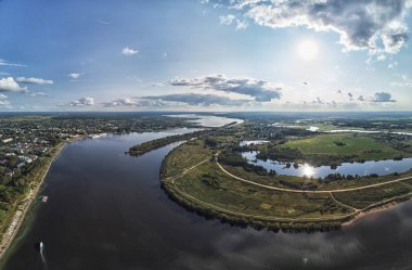 Uglich, Rusya: gemilerde Uglich, Rusya, dron havadan görünümü panorama bir iskele. Drone görünümü