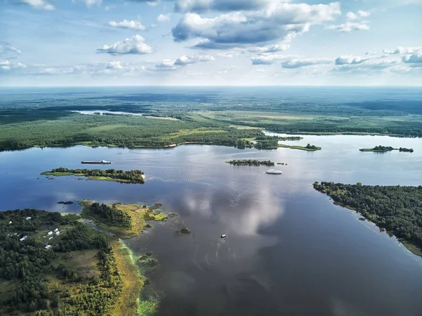 Uçağı Volga Vadisi nehirden görüntüleyin