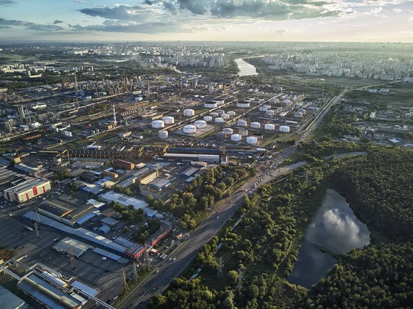 Moskova petrol rafinerisi dron Isı pus optik etkisi ile Kapotnya bölgesinde, yakın çekim