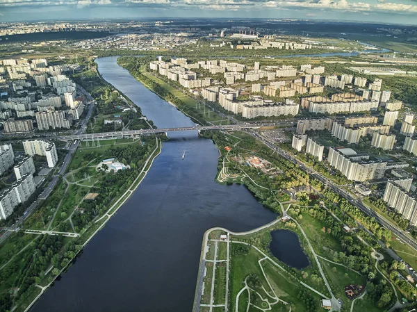 Moskova, Rusya, Moskova Nehri, dron havadan görünümden sol kıyısında 850 yıldönümü Park