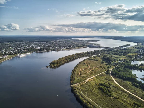 Uglich, Rusya: bir iskele Uglich, Rusya, uçağı hava dron görünümünde gemilerde