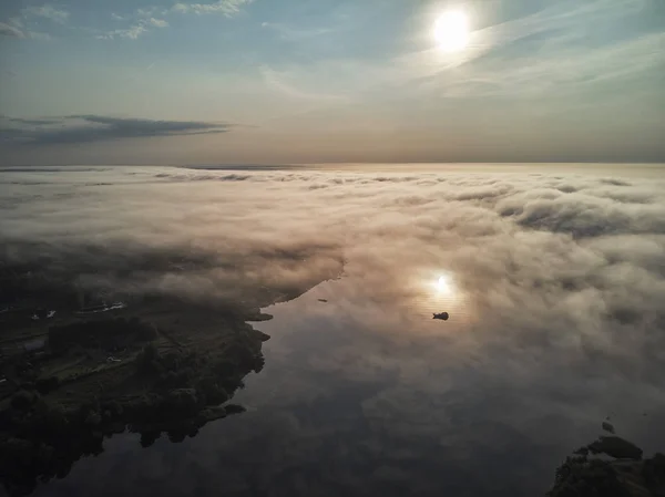 Günbatımı ve Volga Nehri üzerindeki sis Ulyanovsk şehir yakın. Rusya. Şehrin dron görünümü