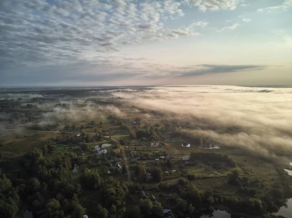 Günbatımı ve Volga Nehri üzerindeki sis Ulyanovsk şehir yakın. Rusya. Şehrin dron görünümü