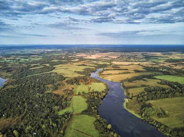 Yaroslavl ve nehir Volga, Rusya Federasyonu Hava görünümünü robot. Mayıs 2018. Drone görünümü