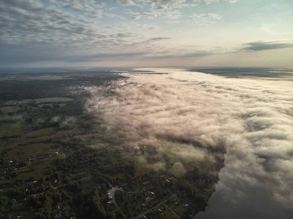 Günbatımı ve Volga Nehri üzerindeki sis Ulyanovsk şehir yakın. Rusya. Şehrin dron görünümü