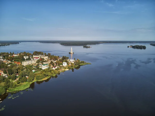 Kalyazinskaya çan kulesi St. Nicholas Katedrali su (su dolu çan kulesi). Kalyazin, Tver bölgesi, Rusya. Drone görünümü