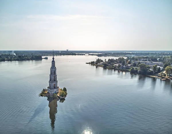 Kalyazinskaya çan kulesi St. Nicholas Katedrali su (su dolu çan kulesi). Kalyazin, Tver bölgesi, Rusya. Drone görünümü