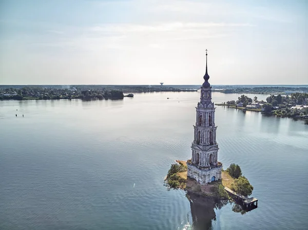 Kalyazinskaya çan kulesi St. Nicholas Katedrali su (su dolu çan kulesi). Kalyazin, Tver bölgesi, Rusya. Drone görünümü