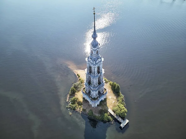 Kalyazinskaya çan kulesi St. Nicholas Katedrali su (su dolu çan kulesi). Kalyazin, Tver bölgesi, Rusya. Drone görünümü
