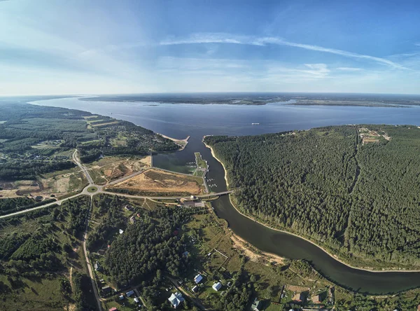 Yaroslavl ve nehir Volga, Rusya Federasyonu Hava görünümünü robot. Mayıs 2018. Drone görünümü