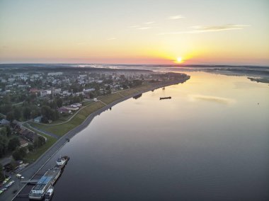 Hill valley Volga Nehri'nde görüntüleyin. Drone havadan görünümü