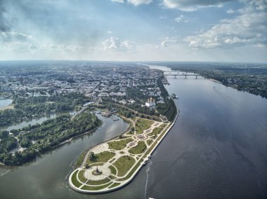 Ünlü Strelka park yerine Kotorosl ve Volga nehirlerinin Yaroslavl, Rusya'nın kesiştiği yerde. Drone havadan görünümü