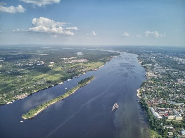 Hill valley Volga Nehri'nde görüntüleyin. Drone havadan görünümü