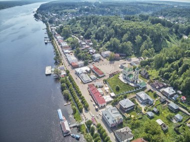 Bir görünümü göktepe Dağı sonbaharın Plyos ve Varvara kilise ve mavna Volga Nehri'nin nehir boyunca yelken. Drone havadan görünümü
