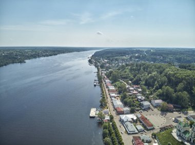 Bir görünümü göktepe Dağı sonbaharın Plyos ve Varvara kilise ve mavna Volga Nehri'nin nehir boyunca yelken. Drone havadan görünümü
