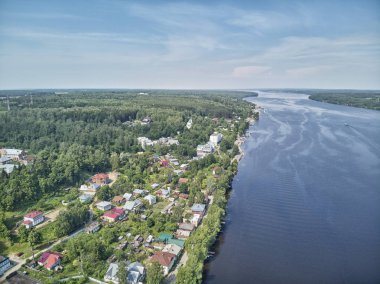Bir görünümü göktepe Dağı sonbaharın Plyos ve Varvara kilise ve mavna Volga Nehri'nin nehir boyunca yelken. Drone havadan görünümü