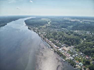 Bir görünümü göktepe Dağı sonbaharın Plyos ve Varvara kilise ve mavna Volga Nehri'nin nehir boyunca yelken. Drone havadan görünümü