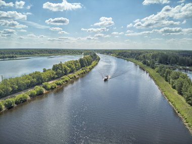 Hill valley Volga Nehri'nde görüntüleyin. Drone havadan görünümü