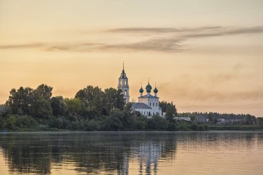 Hill valley Volga Nehri'nde görüntüleyin. Drone havadan görünümü