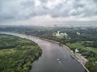 Kilise yükseliş Kolomenskoye Park Sonbahar sezonu (havadan görünümü), Moskova, Rusya Federasyonu. Drone havadan görünümü