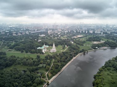 Kilise yükseliş Kolomenskoye Park Sonbahar sezonu (havadan görünümü), Moskova, Rusya Federasyonu. Drone havadan görünümü