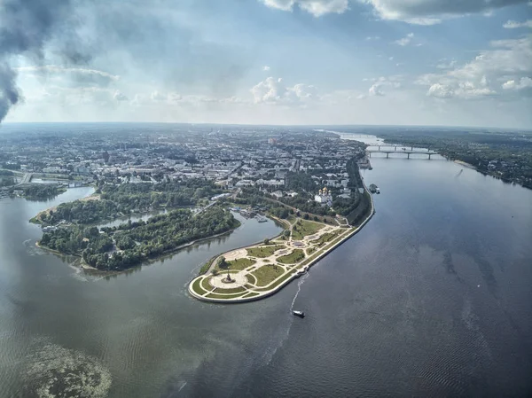 Ünlü Strelka park yerine Kotorosl ve Volga nehirlerinin Yaroslavl, Rusya'nın kesiştiği yerde. Drone havadan görünümü