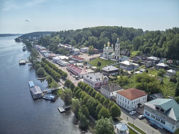 Bir görünümü göktepe Dağı sonbaharın Plyos ve Varvara kilise ve mavna Volga Nehri'nin nehir boyunca yelken. Drone havadan görünümü