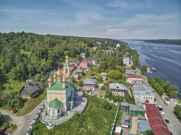 Bir görünümü göktepe Dağı sonbaharın Plyos ve Varvara kilise ve mavna Volga Nehri'nin nehir boyunca yelken. Drone havadan görünümü
