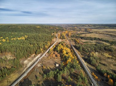 Rus seyrek nüfuslu köy. Yeşil çayırlar ve yoğun çalılar. Yukarıdan görüntüleyin. Drone havadan görünümü