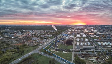 Moskova petrol rafinerisi Kapotnya bölgesinde ısı pus optik etkisi ile yakın çekim
