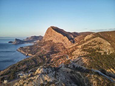 Novyi Svit (yeni ışık) köyü yakınlarında gün batımı. Şehir bölgesi Sudak, Crimea. Hava dron görünümü