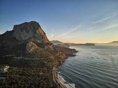 Novyi Svit (yeni ışık) köyü yakınlarında gün batımı. Şehir bölgesi Sudak, Crimea. Hava dron görünümü