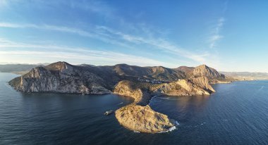 Novyi Svit (yeni ışık) köyü yakınlarında gün batımı. Şehir bölgesi Sudak, Kırım Cumhuriyeti. Hava dron görünümü