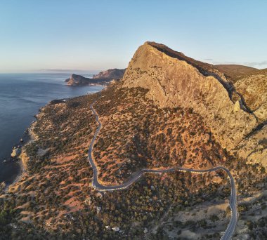 Novyi Svit (yeni ışık) köyü yakınlarında gün batımı. Şehir bölgesi Sudak, Kırım Cumhuriyeti. Hava dron görünümü
