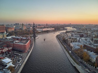 Moskova Katedral Mesih'in Savior Moskova, Rusya gün batımı manzarası. Moskova Nehri ve ataerkil Köprüsü, Moskova, Rusya. havadan görünümü