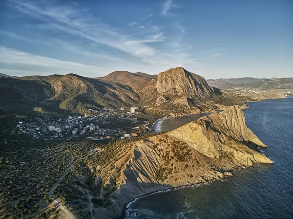 Novyi Svit (yeni ışık) köyü yakınlarında gün batımı. Şehir bölgesi Sudak, Crimea. Hava dron görünümü