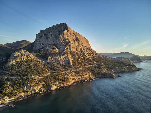 Novyi Svit (yeni ışık) köyü yakınlarında gün batımı. Şehir bölgesi Sudak, Crimea. Hava dron görünümü